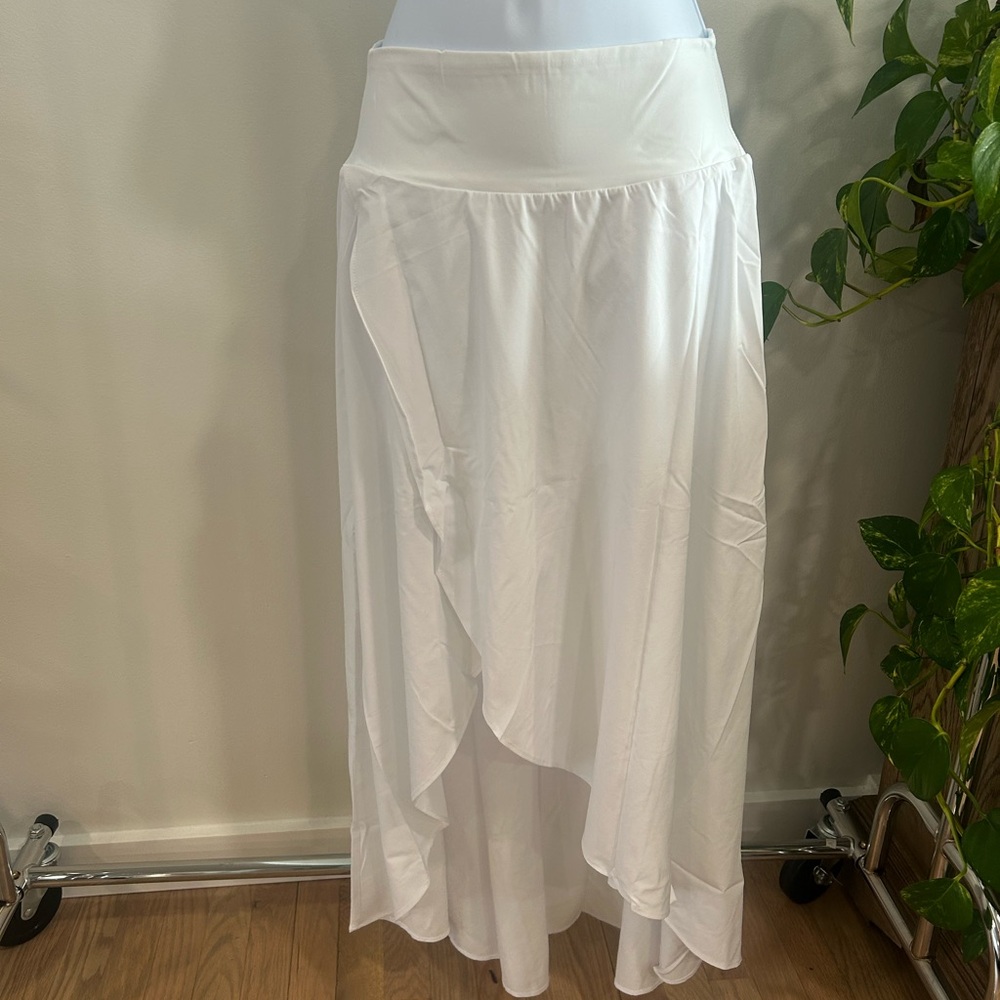 HALARA Elegant Asymmetrical White Skirt